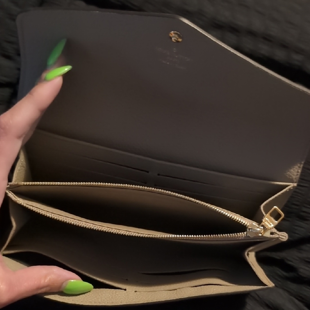 Louis Vuitton Cream and Tan Monogram Wallet - Picture 3 of 4